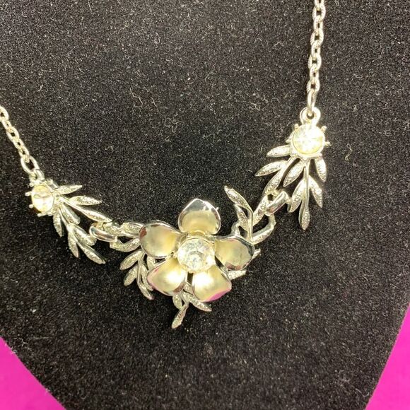 Silver wash necklace with Crystal centers in flower/leaf station, Vintage - Picture 1 of 4